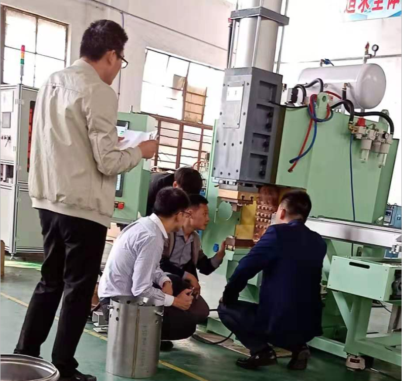 日本客户来厂验收大型中频点焊机