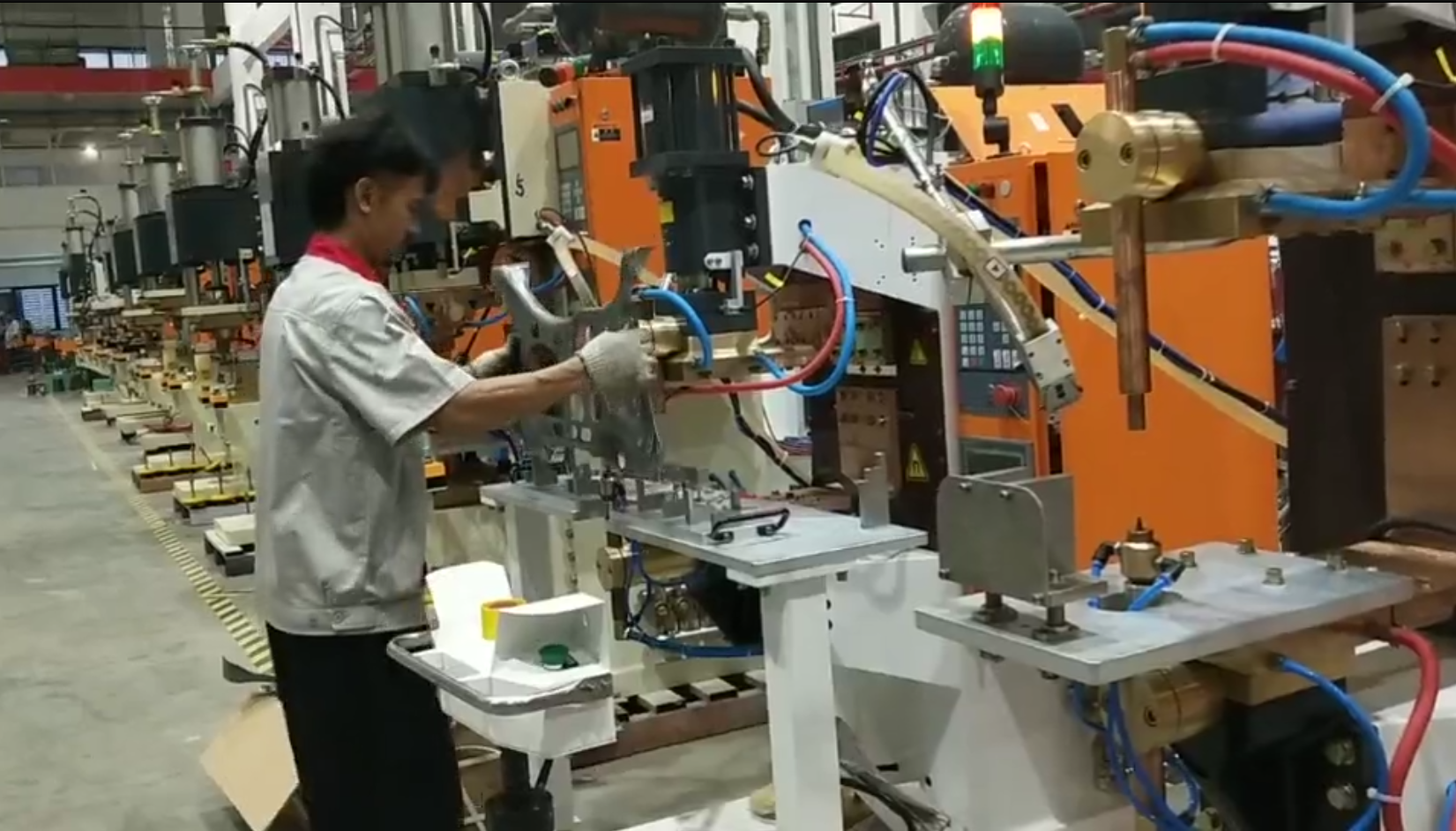 底盘塔架自动螺母凸焊生产线定制项目介绍